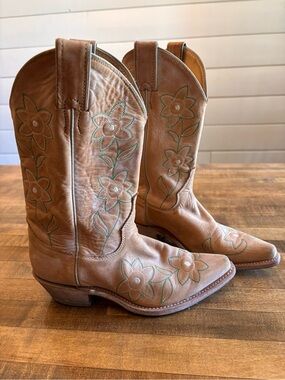Justin Boots Tan Floral Embroidered Western cowgirl Boots